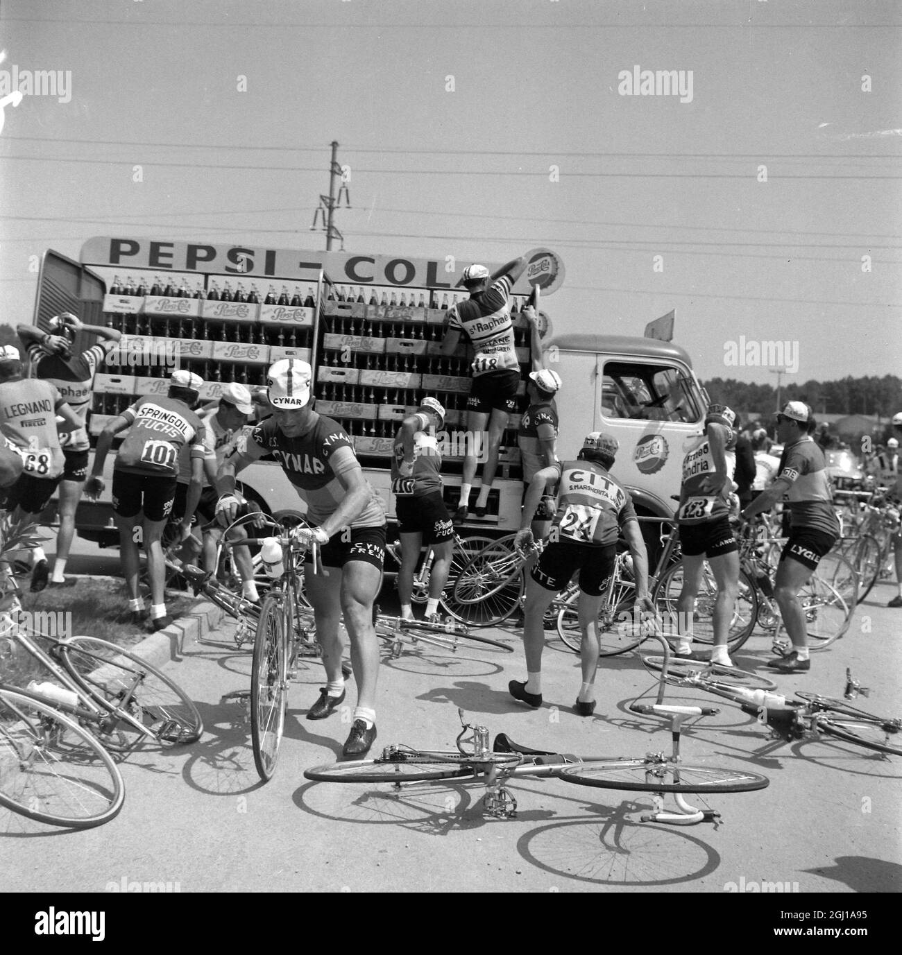 CYCLING GIRO D' ITALIA REFRESHMENTS IN ITALY ; 26 MAY 1964 Stock Photo