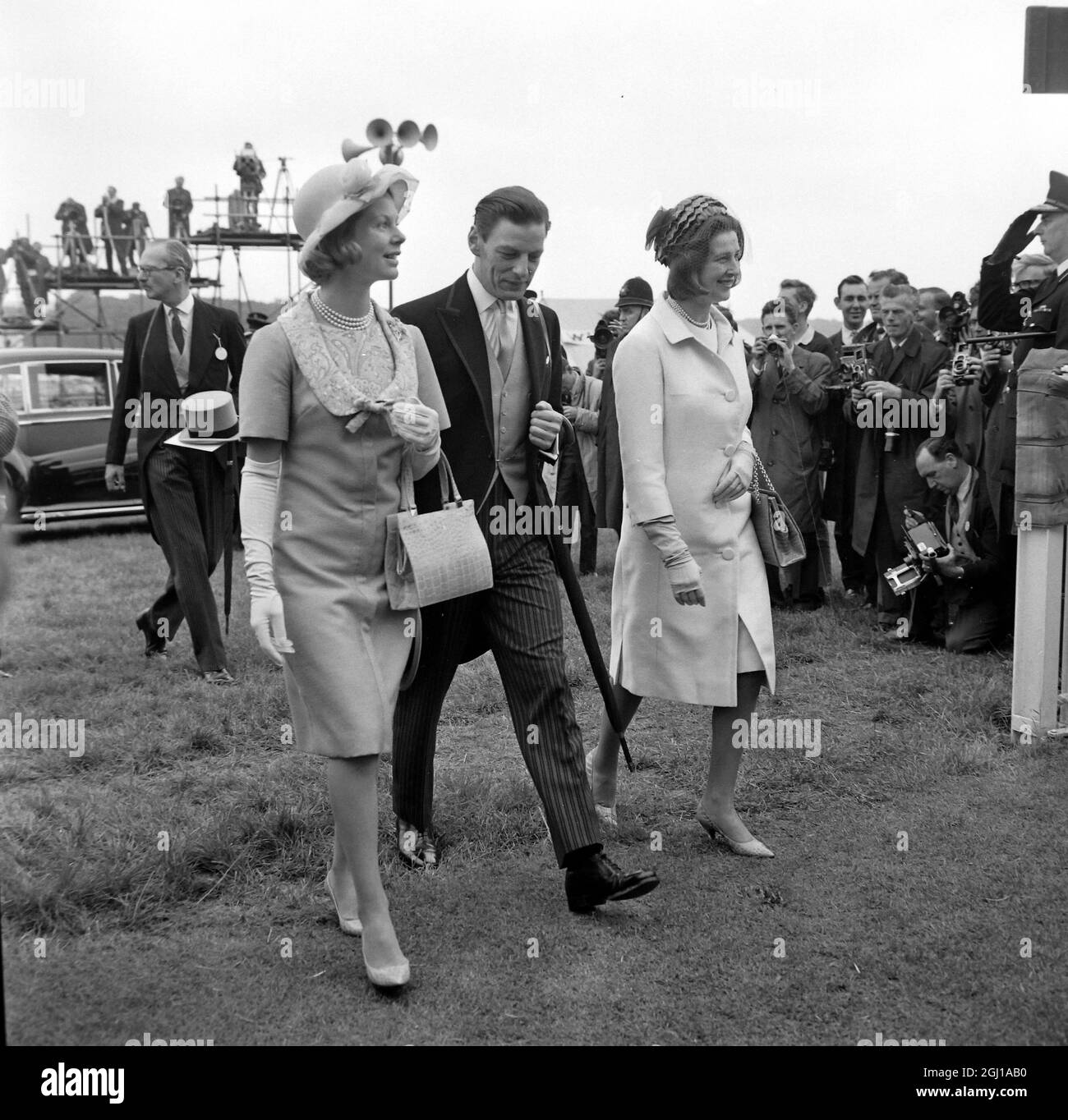 HORSE RACING IN EPSOM PRINCESS ALEXANDRA, ANGUS OGILVY ARRIVE WITH THE DUCHESS OF KENT ; 3 JUNE 1964 Stock Photo