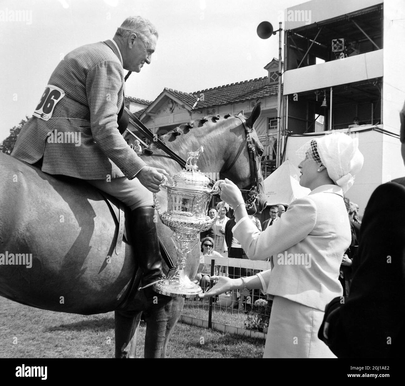 HORSE SHOWS PRINCESS ALEXANDRA PRESENTS TROPHY TO HARRY BONNER CHAMP HUNT IN RICHMOND ; 12 JUNE 1964 Stock Photo