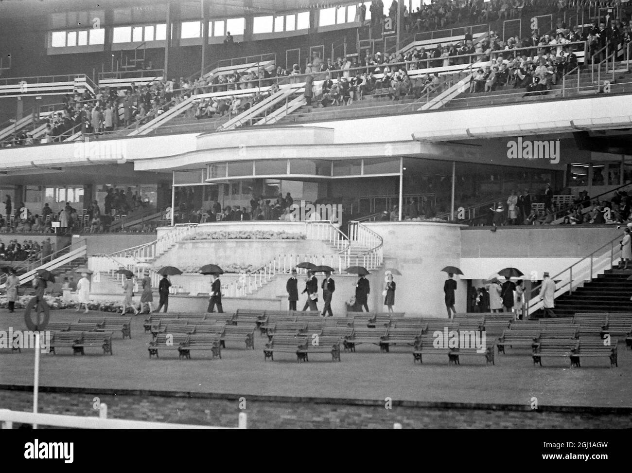 HORSE RACING ROYAL ASCOT RACE GOERS REMAIN AFTER RACING CANCELLED  ;  18 JUNE 1964 Stock Photo