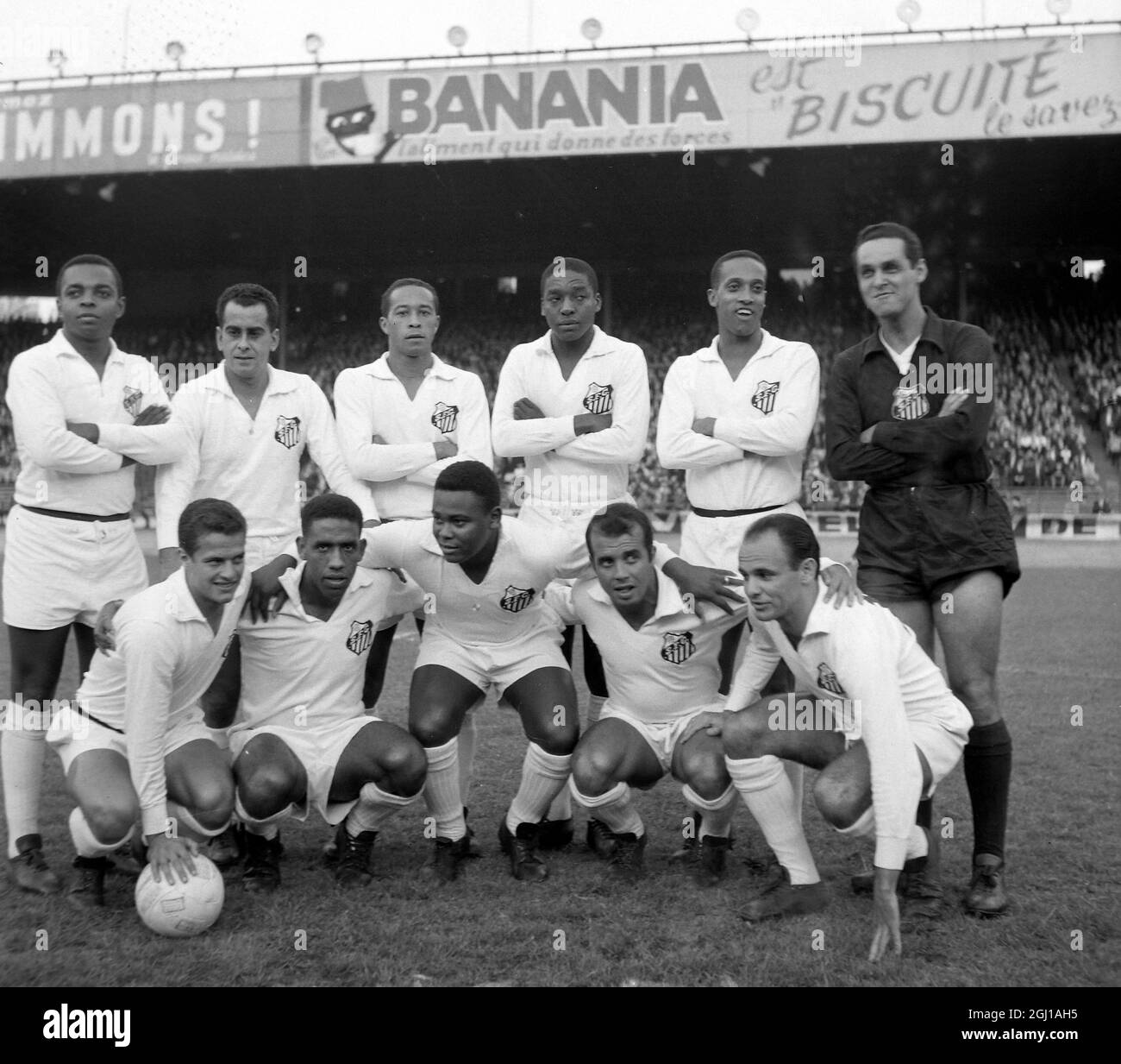 FOOTBALL SANTOS OF BRAZIL TEAM LINE UP IN PARIS ; 20 JUNE 1964 Stock Photo