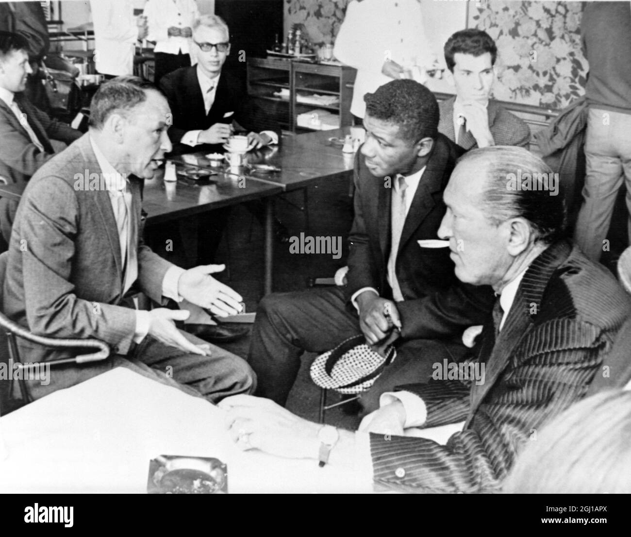 BOXING FLOYD PATTERSON AND FRANK SINATRA CHAT AT GRAND HOTEL IN STOCKHOLM, SWEDEN ; 6 JULY 1964 Stock Photo