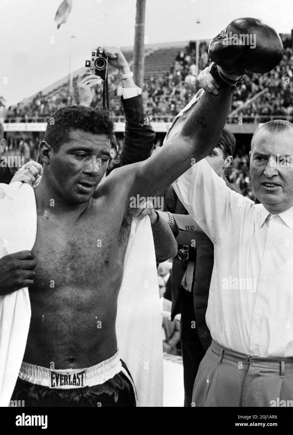 BOXING EDDIE MACHEN V FLOYD PATTERSON IN ACTION IN STOCKHOM, SWEDEN WITH REFEREE - ; 7 JULY 1964 Stock Photo