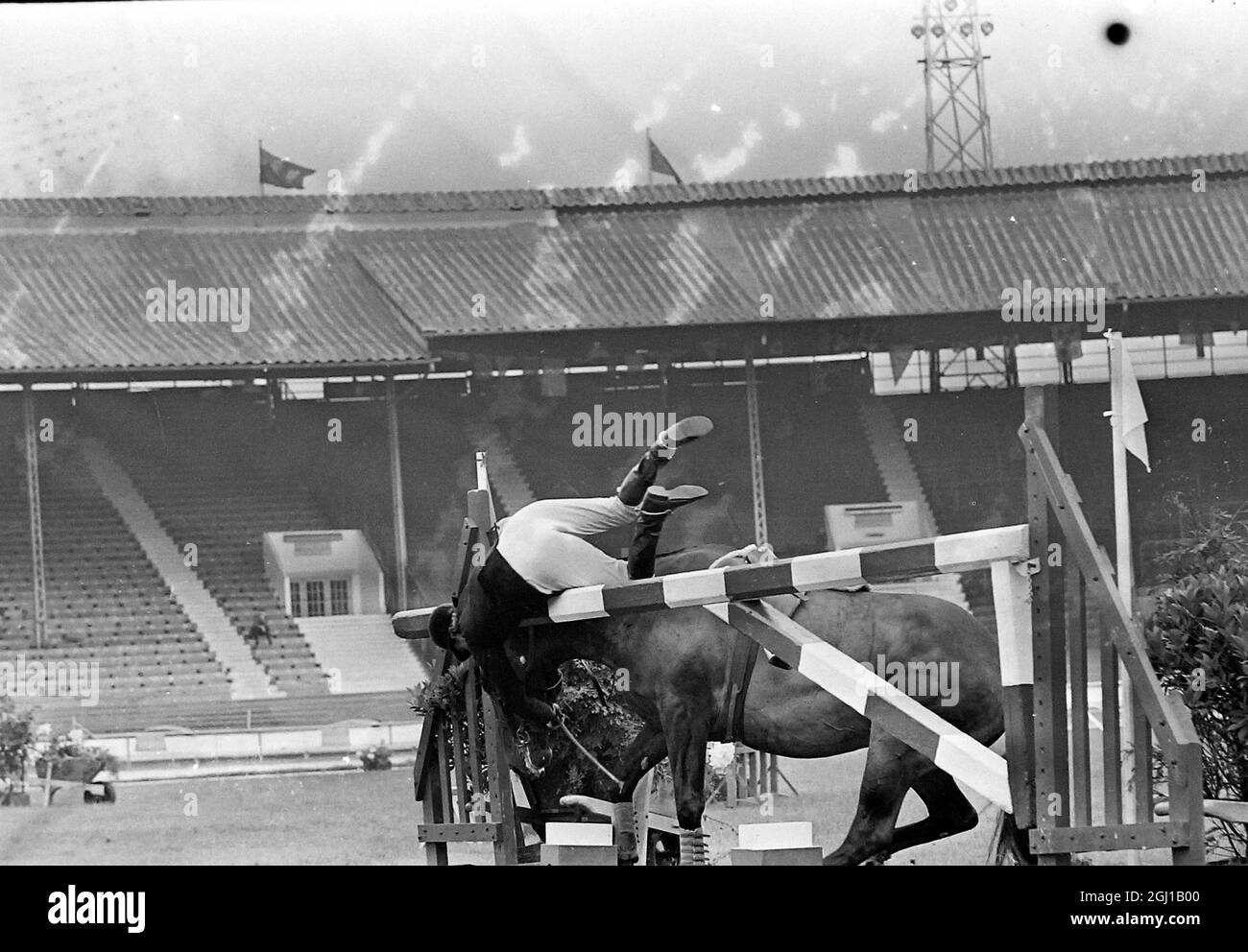 HORSE SHOWS TOWNSEND A DUNBOYNE III TRY JUMP HORSE STOPS RIDER IN