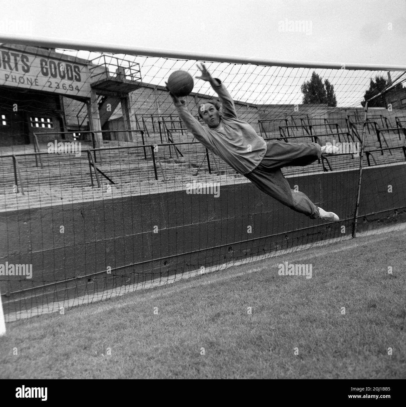 HOLLOWBREAD J - PORTRAIT OF FOOTBALLER OF SOUTHAMPTON FC FOOTBALL CLUB TEAM - ; 14 AUGUST 1964 Stock Photo