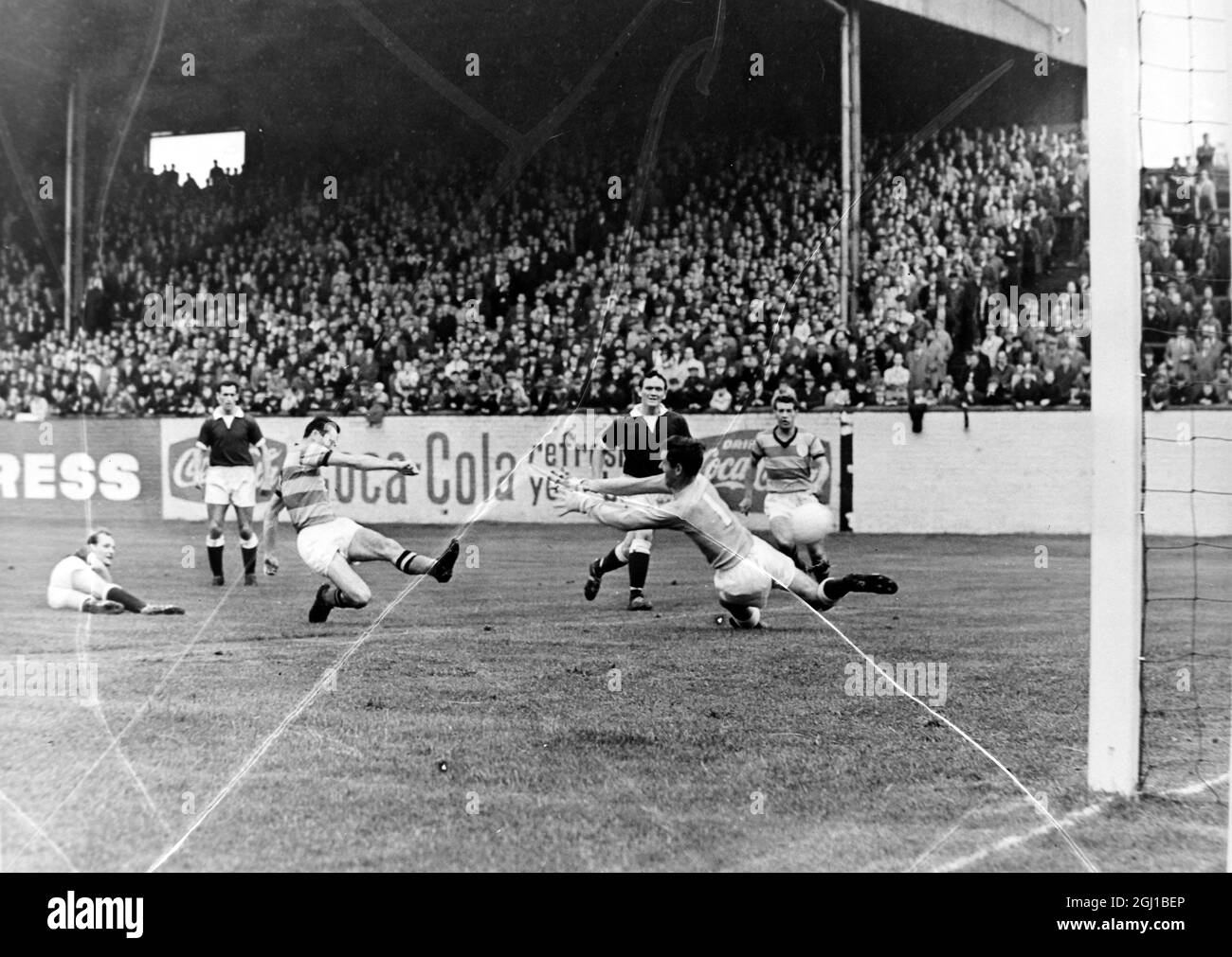 FOOTBALLERS MCPARLAND AND CRUICKSHANK IN ACTION IN GLASGOW - ; 18 AUGUST 1964 Stock Photo