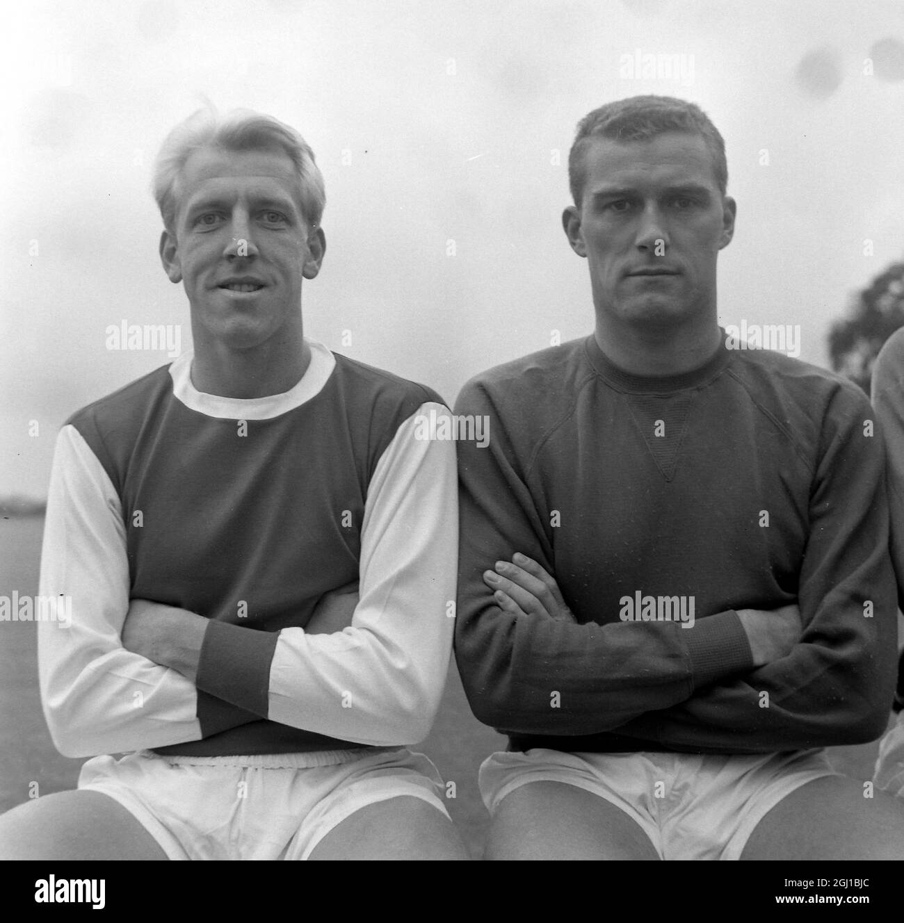 IAN URE AND JIM FURNELL - PORTRAIT OF FOOTBALLERS OF ARSENAL FC FOOTBALL CLUB TEAM IN LONDON - ; 20 AUGUST 1964 Stock Photo