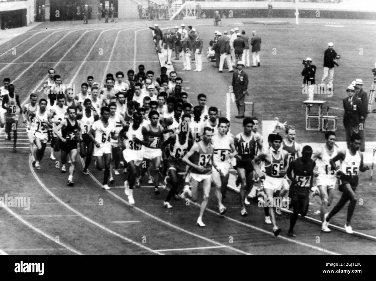 OLYMPICS, OLYMPIC SPORT GAMES - THE XVIII 18TH OLYMPIAD IN TOKYO, JAPAN - RUNNING MENS MARATHON 68 RUNNERS OFF INTO 1ST TURN ; 21 OCTOBER 1964 Stock Photo