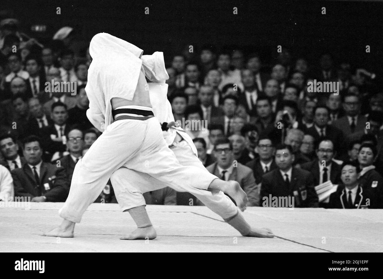 OLYMPICS, OLYMPIC SPORT GAMES - THE XVIII 18TH OLYMPIAD IN TOKYO, JAPAN -  JUDO IN ACTION NETHERLANDS J GOUWELEEUW VRUSSIA'S A KIKNADZE  ;  23 OCTOBER 1964 Stock Photo