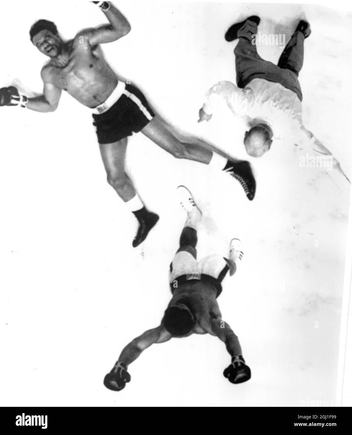 (Muhammad Ali) Cassius Clay in tthe boxing ring with Cleveland Williams