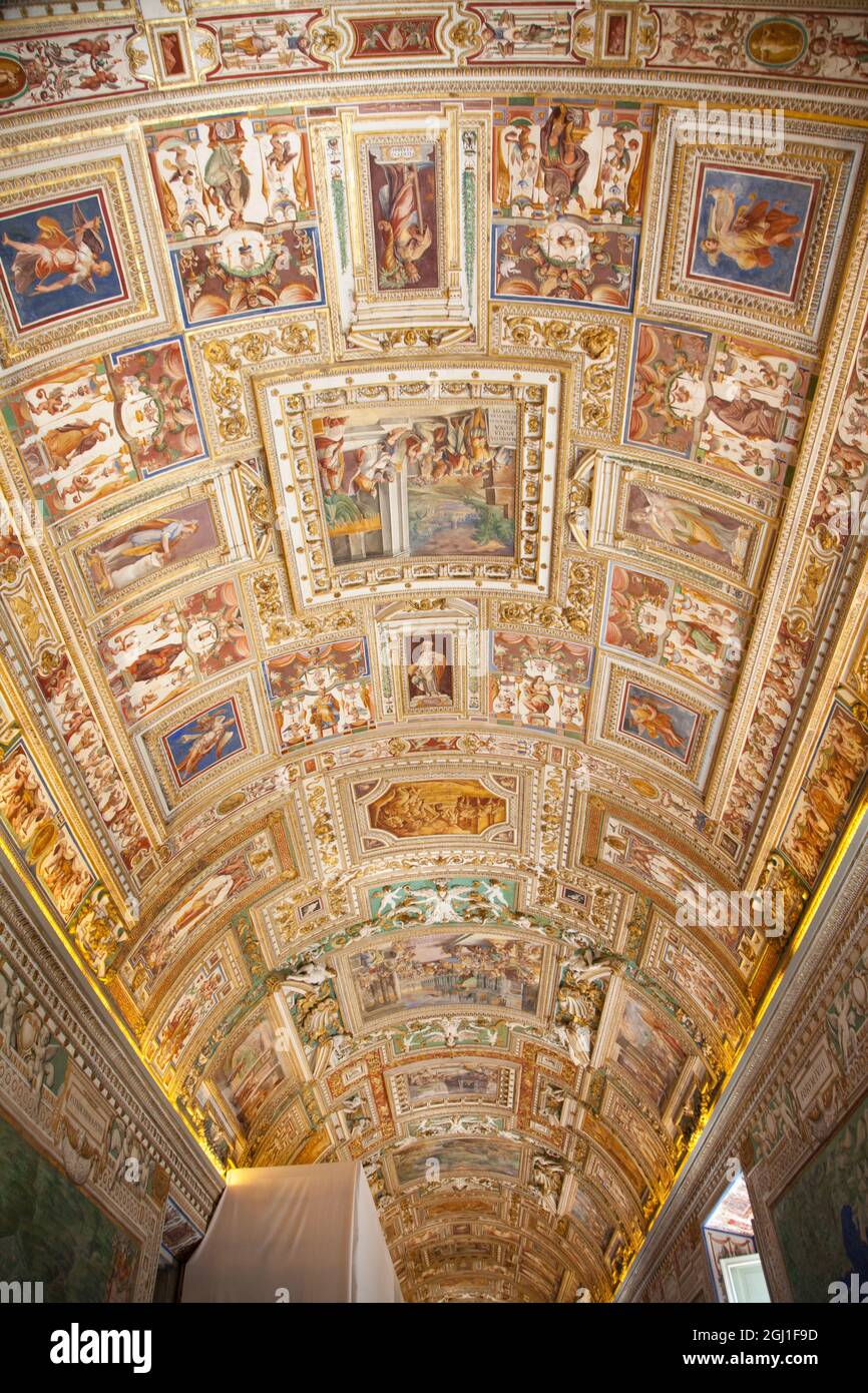 Paintings on the walls and the - Paintings On The Walls And The Ceiling In The Gallery Of Maps At The Vatican Museum 2GJ1F9D