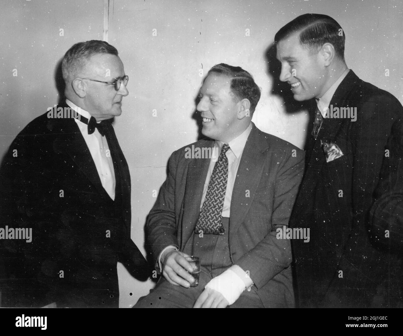 Sportsman's Ball at the Lyceum fo Harry Curtis left to right Harry Curtis , manager of Brentford FC , Willie Hall ex Spurs Player and Chisholm the Brentford Captain 3 February 1949 Stock Photo