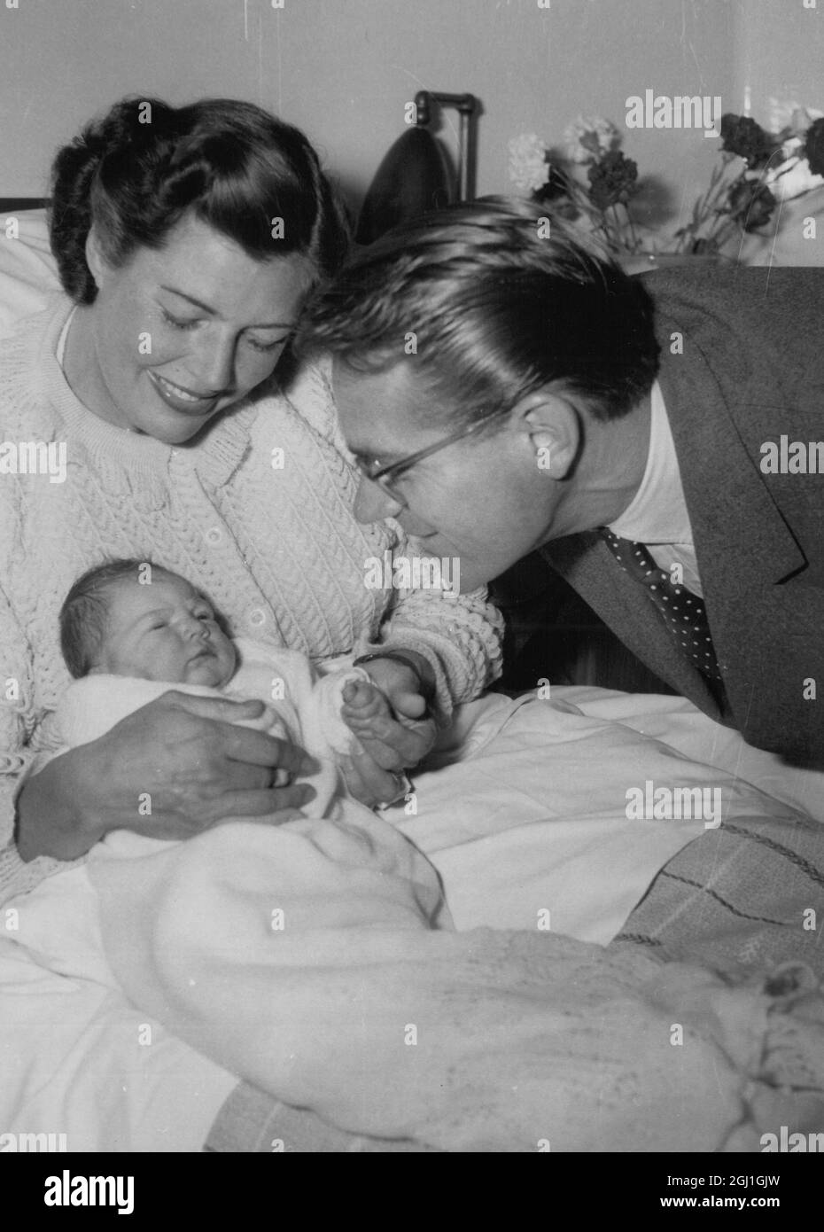 Jaroslav Drobny - Czech tennis ace (now an Egyptian citizen) - seen here with his wife Rita Jarvis and daughter at Westminster Hospital London - 25 September 1954 Stock Photo