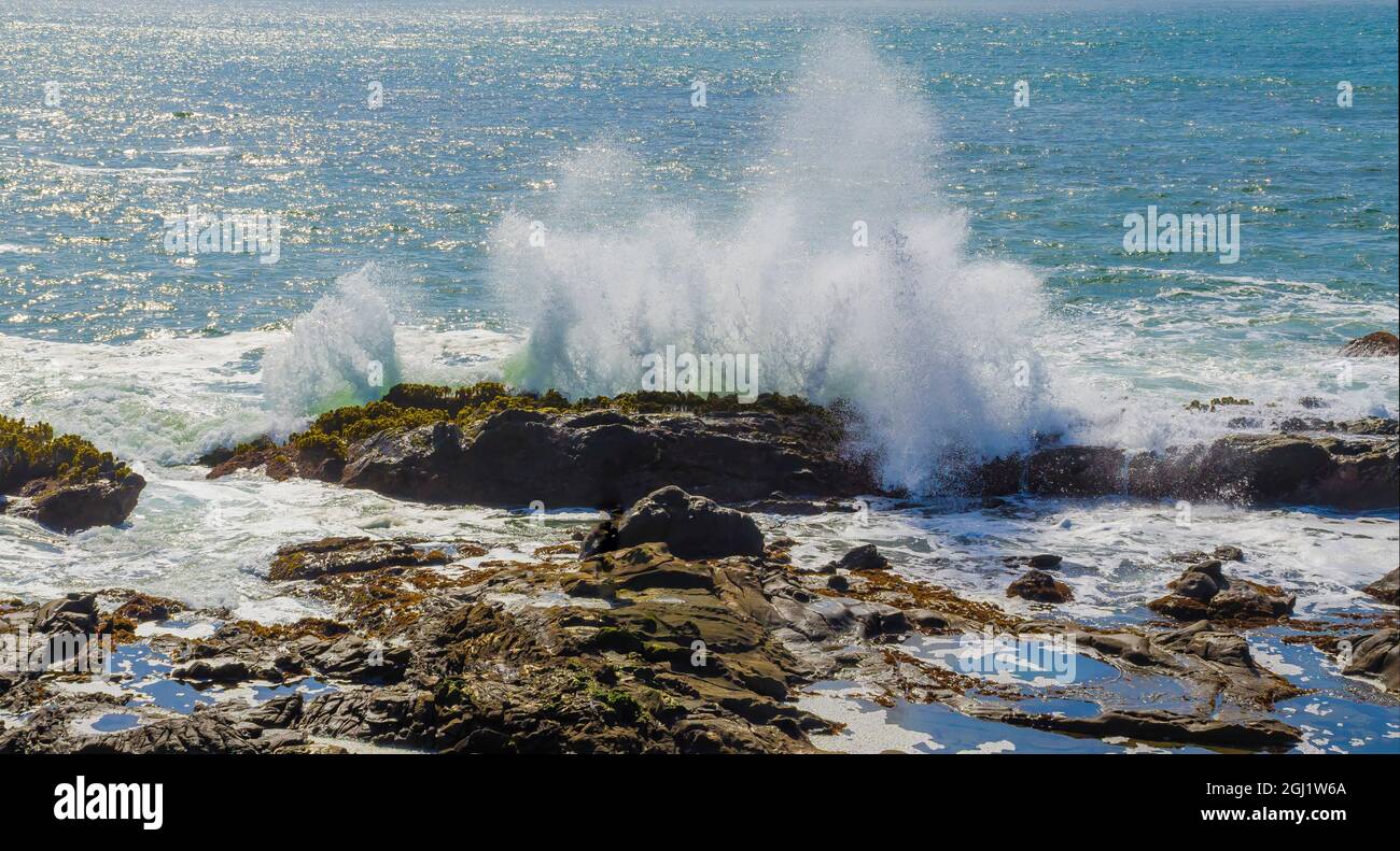 Waves crashing on coastal rocks hi-res stock photography and images - Alamy