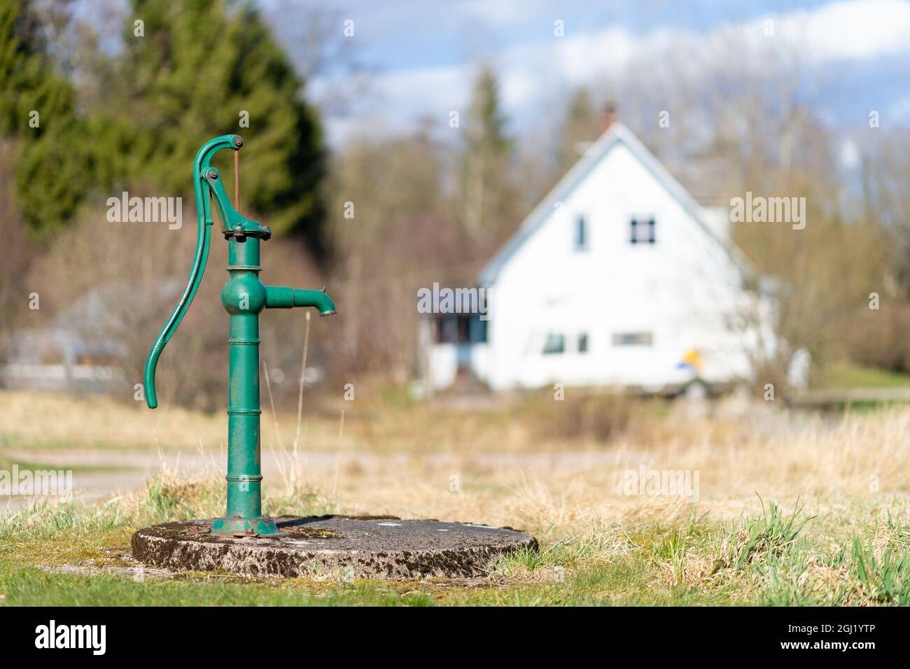 Old manual water pump. Vintage cast iron water pump with handle for pumping Stock Photo Alamy