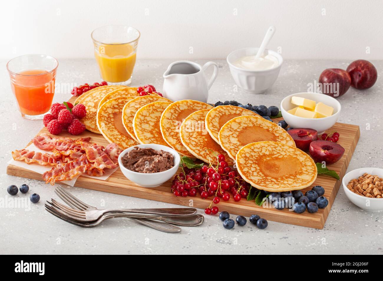 american pancake board with bacon berries maple syrup butter Stock Photo Alamy