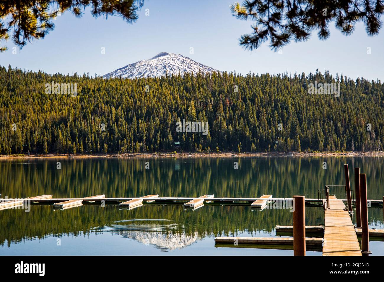 USA, Oregon. Sparks Lake Recreation Area, Elk Lake, docks with Mt