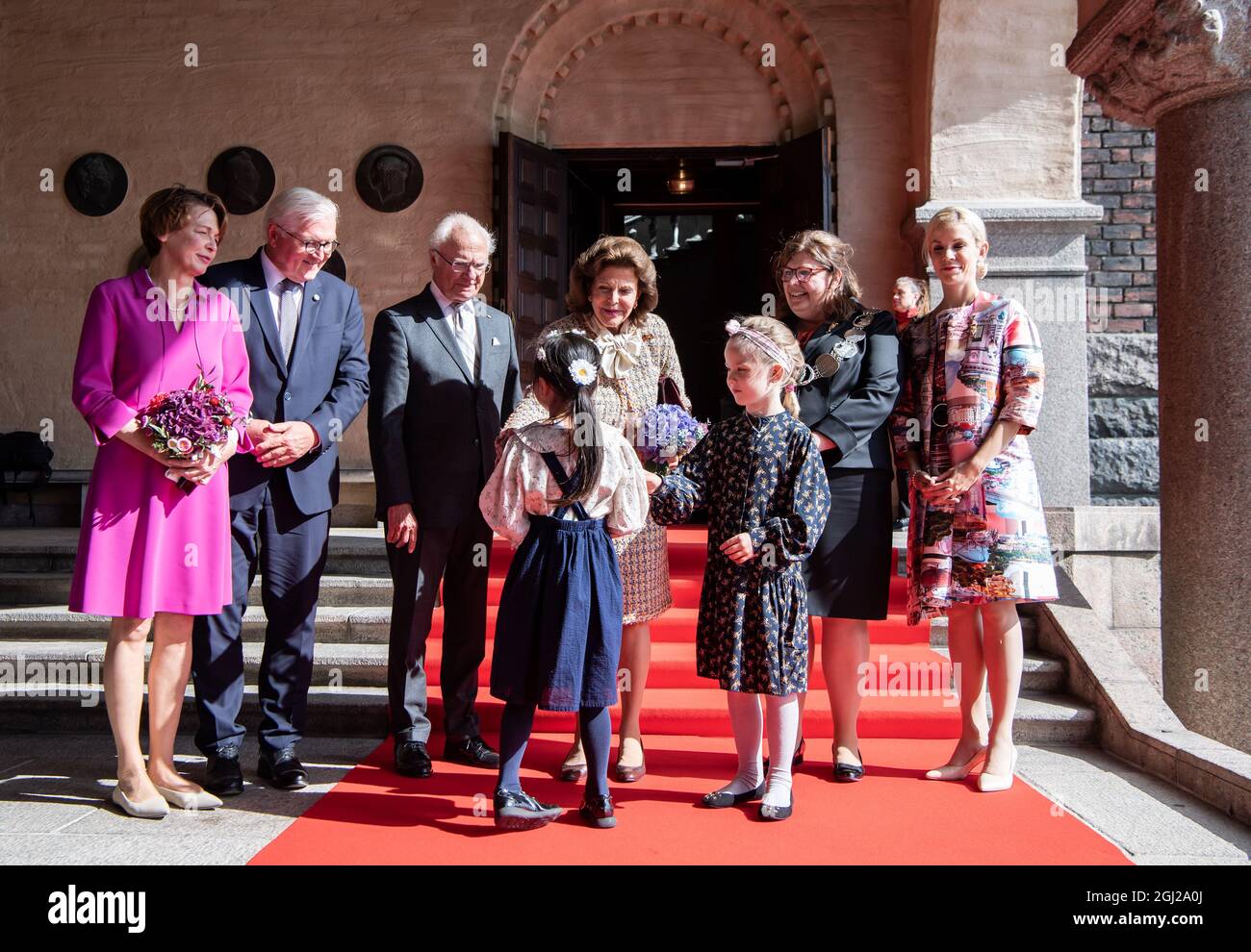 08 September 2021, Sweden, Södertälje: Federal President Frank-Walter Steinmeier (2nd from left) and his wife Elke Büdenbender (l), together with King Carl XVI Gustaf (3rd from left) and Queen Silvia (M) of Sweden, are welcomed by Cecilia Brinck, Chairwoman of Stockholm City Council, and Anna König Jerlmyr (r), Lord Mayor of Stockholm, at the Vault of One Hundred in Stockholm City Hall. President Steinmeier and his wife are in Sweden on a three-day state visit at the invitation of the Swedish royal couple. Photo: Bernd von Jutrczenka/dpa Stock Photo