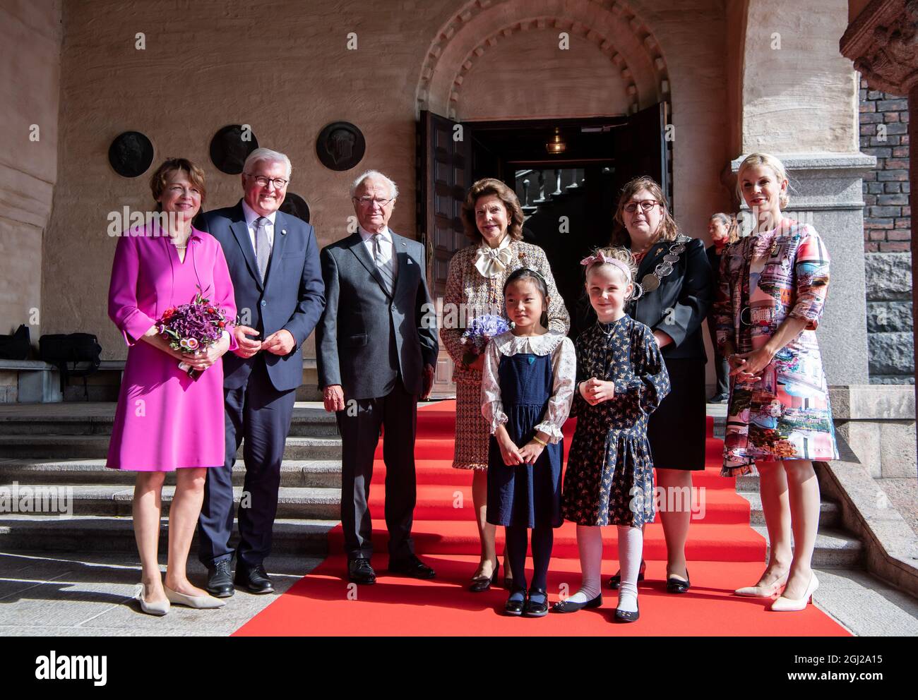 08 September 2021, Sweden, Södertälje: Federal President Frank-Walter Steinmeier (2nd from left) and his wife Elke Büdenbender (l), together with King Carl XVI Gustaf (3rd from left) and Queen Silvia (M) of Sweden, are welcomed by Cecilia Brinck, Chairwoman of Stockholm City Council, and Anna König Jerlmyr (r), Lord Mayor of Stockholm, at the Vault of One Hundred in Stockholm City Hall. President Steinmeier and his wife are in Sweden on a three-day state visit at the invitation of the Swedish royal couple. Photo: Bernd von Jutrczenka/dpa Stock Photo