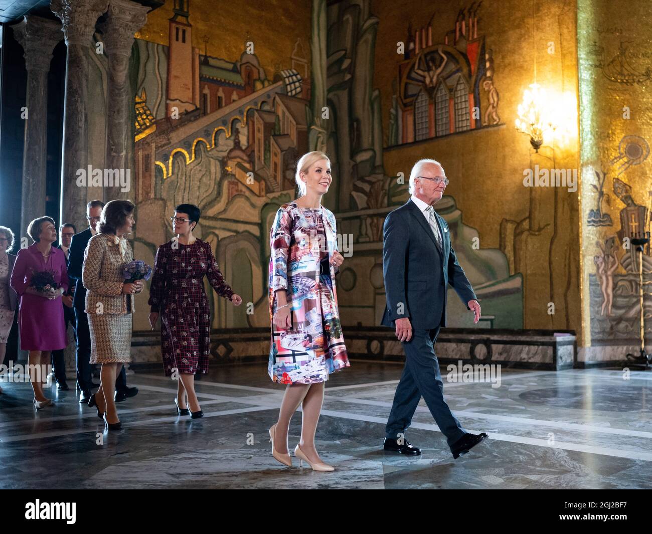 08 September 2021, Sweden, Södertälje: King Carl XVI Gustaf of Sweden (r) joins Anna King Jerlmyr, Lord Mayor of Stockholm, for lunch in the Golden Hall of Stockholm City Hall. President Steinmeier and his wife are in Sweden on a three-day state visit at the invitation of the Swedish royal couple. Photo: Bernd von Jutrczenka/dpa Stock Photo