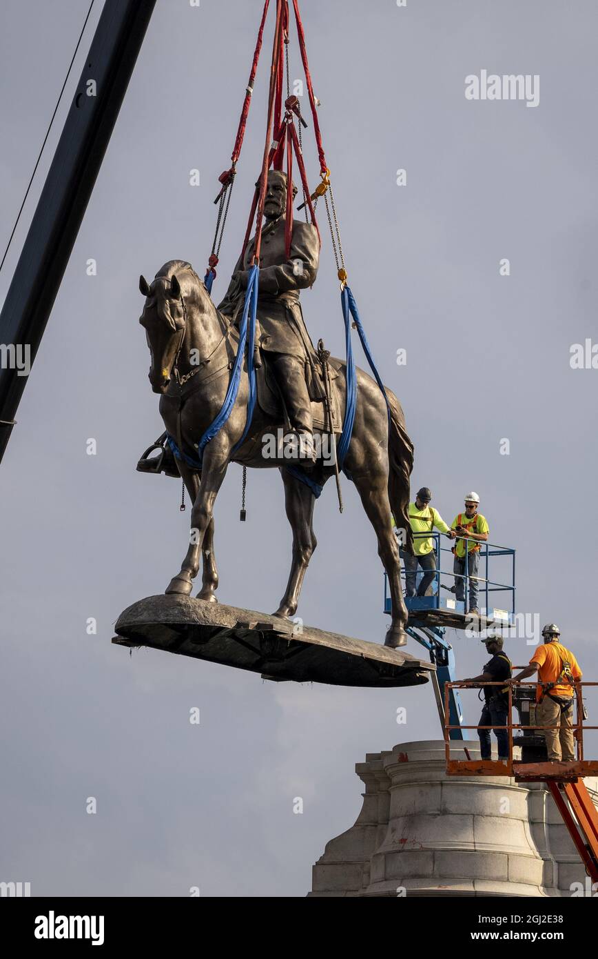 Robert e lee removed pedestal hires stock photography and images Alamy