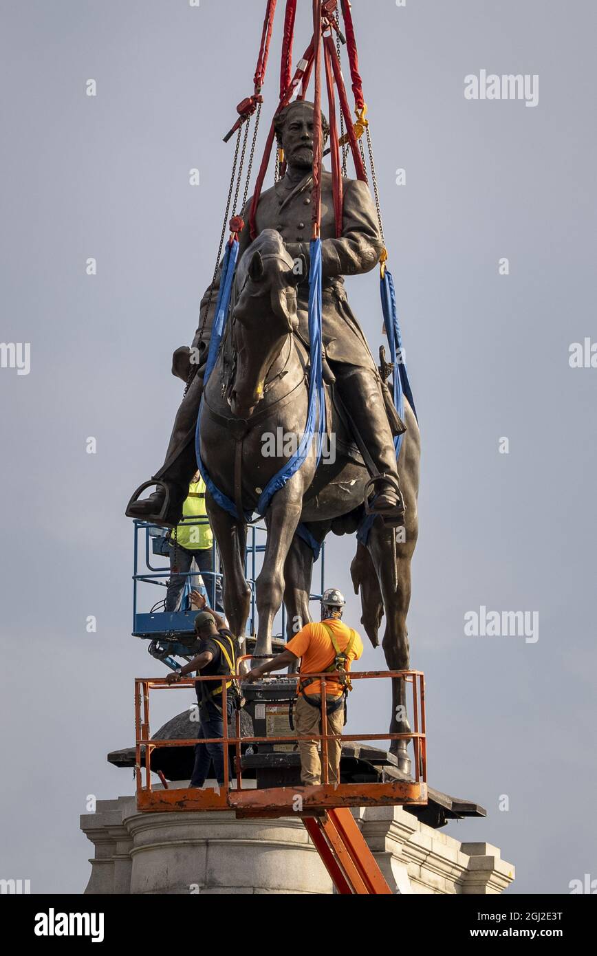 Robert e lee removed pedestal hires stock photography and images Alamy