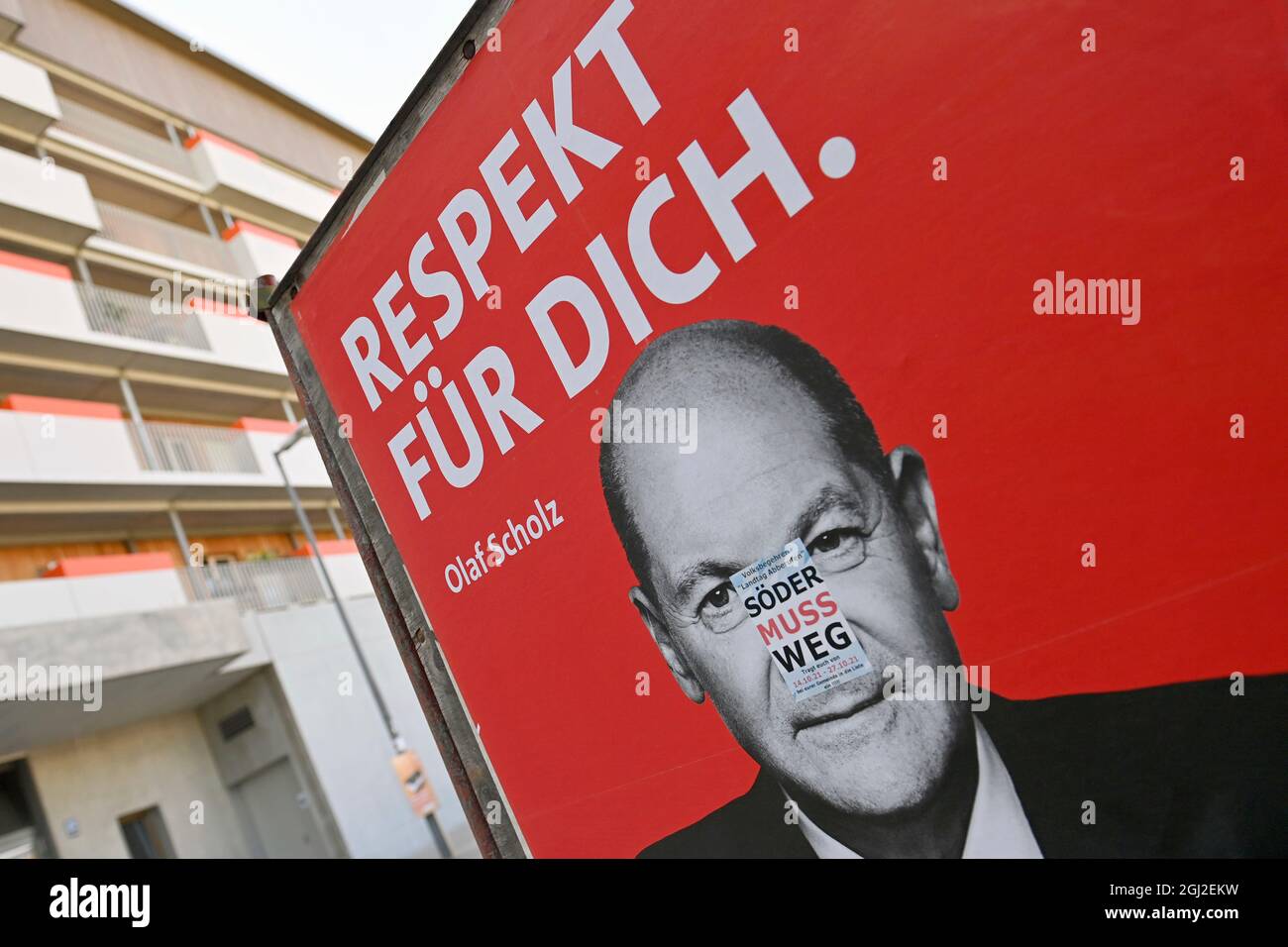 Detecteren is genoeg kubiek Munich, Deutschland. 08th Sep, 2021. SOEDER MUSS WEG sticker on Olaf  Scholz's face. Election poster by Olaf Scholz and the SPD for the 2021  federal election on the roadside in Munich on