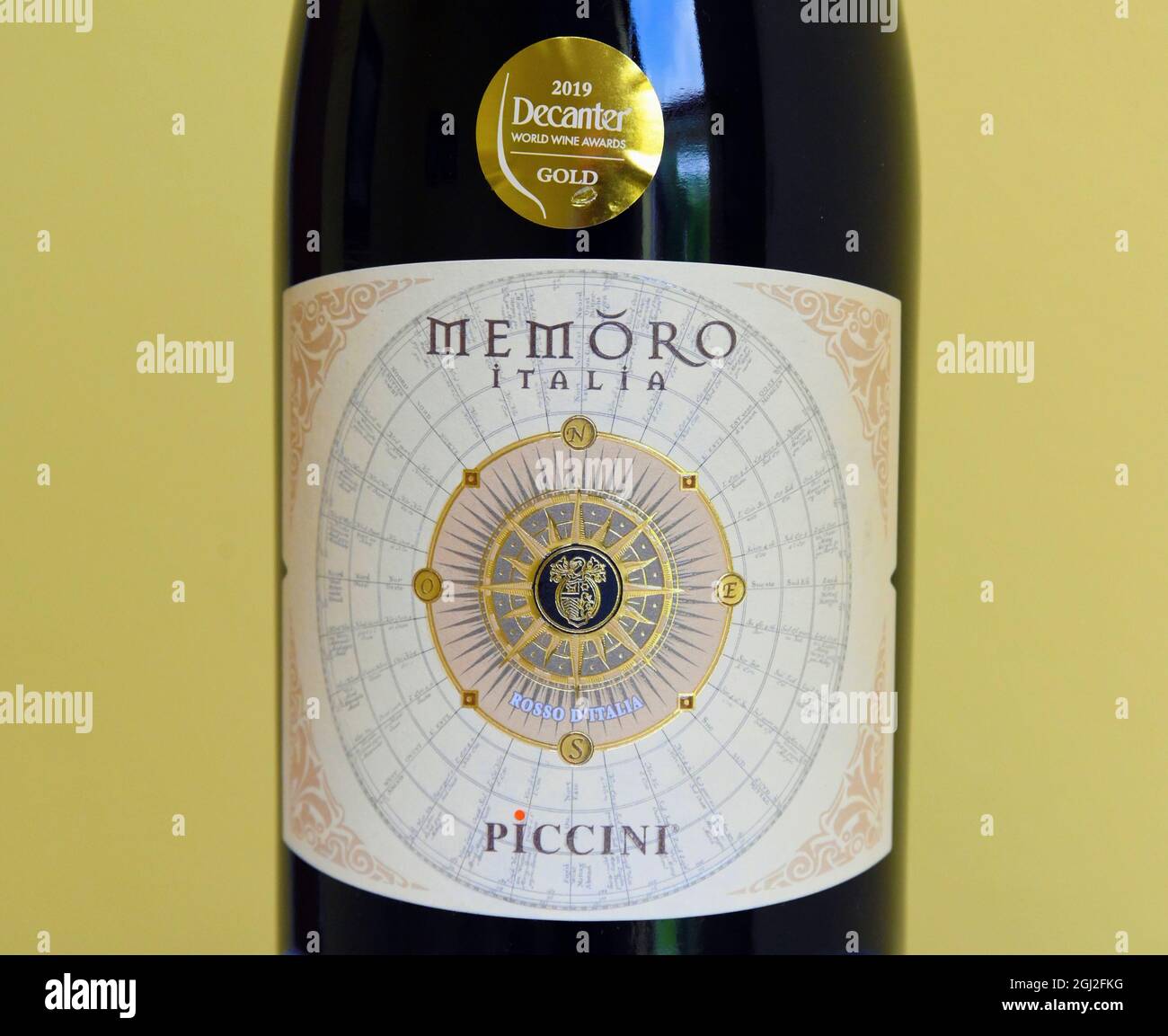 Wine label. Memoro Italia. Piccini. Rosso d'Italia. 2019 Decanter World  Wine Awards Gold Stock Photo - Alamy