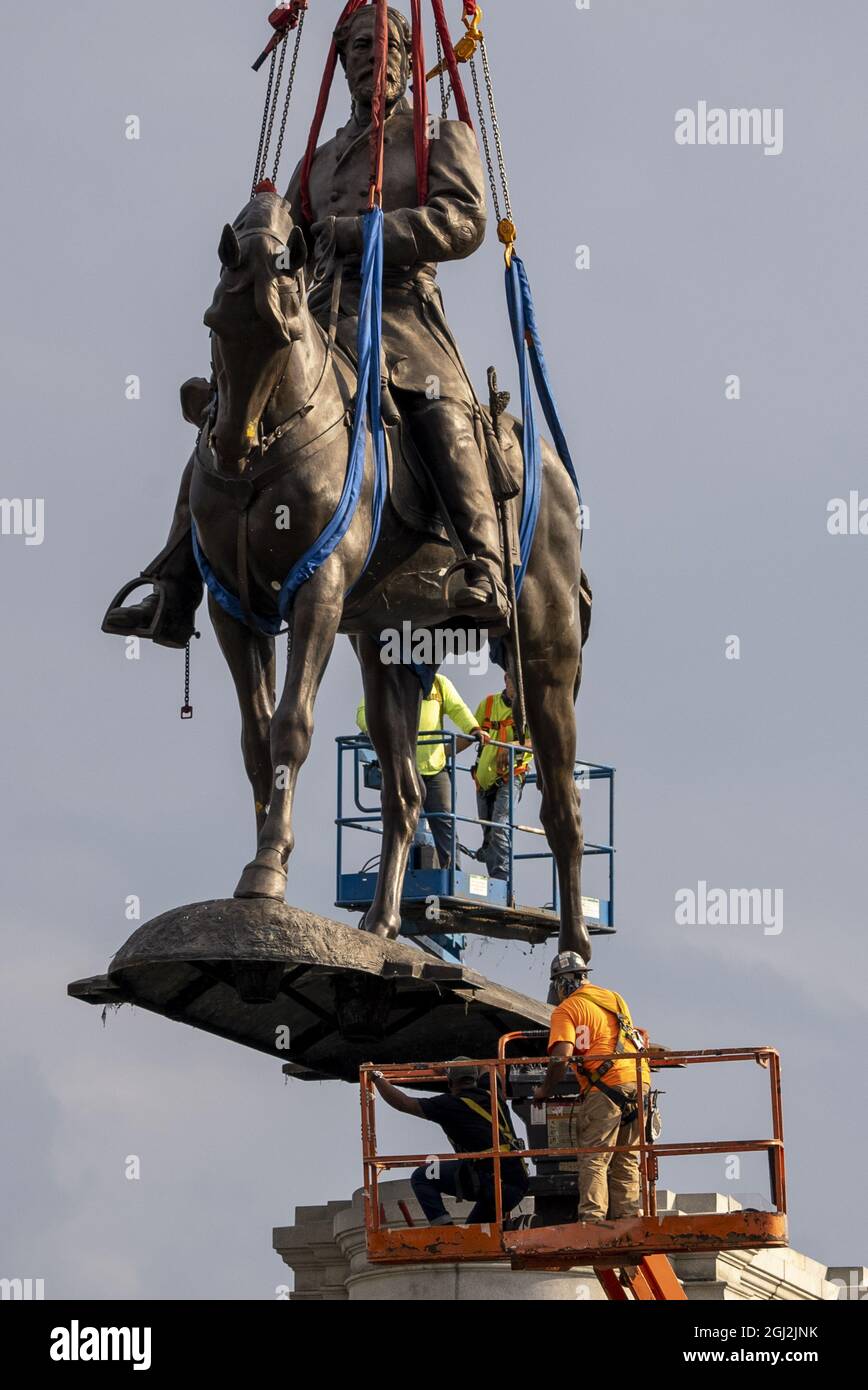 Robert e lee removed pedestal hires stock photography and images Alamy