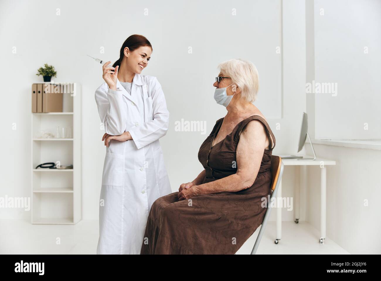 elderly woman at the doctor's appointment hand injection fun Stock ...