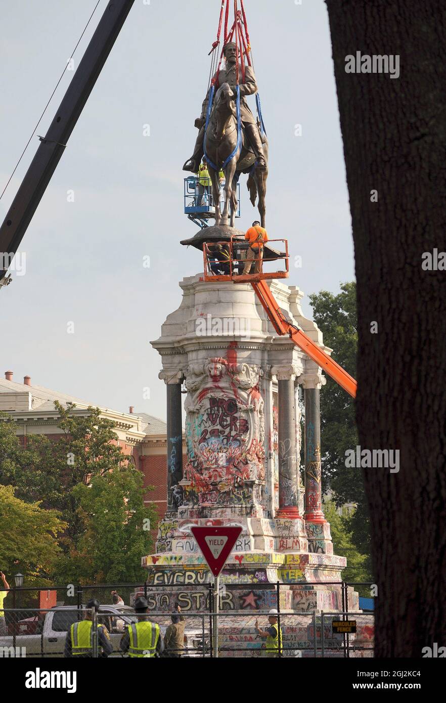 A construction team removes the statue of Confederate General Robert E