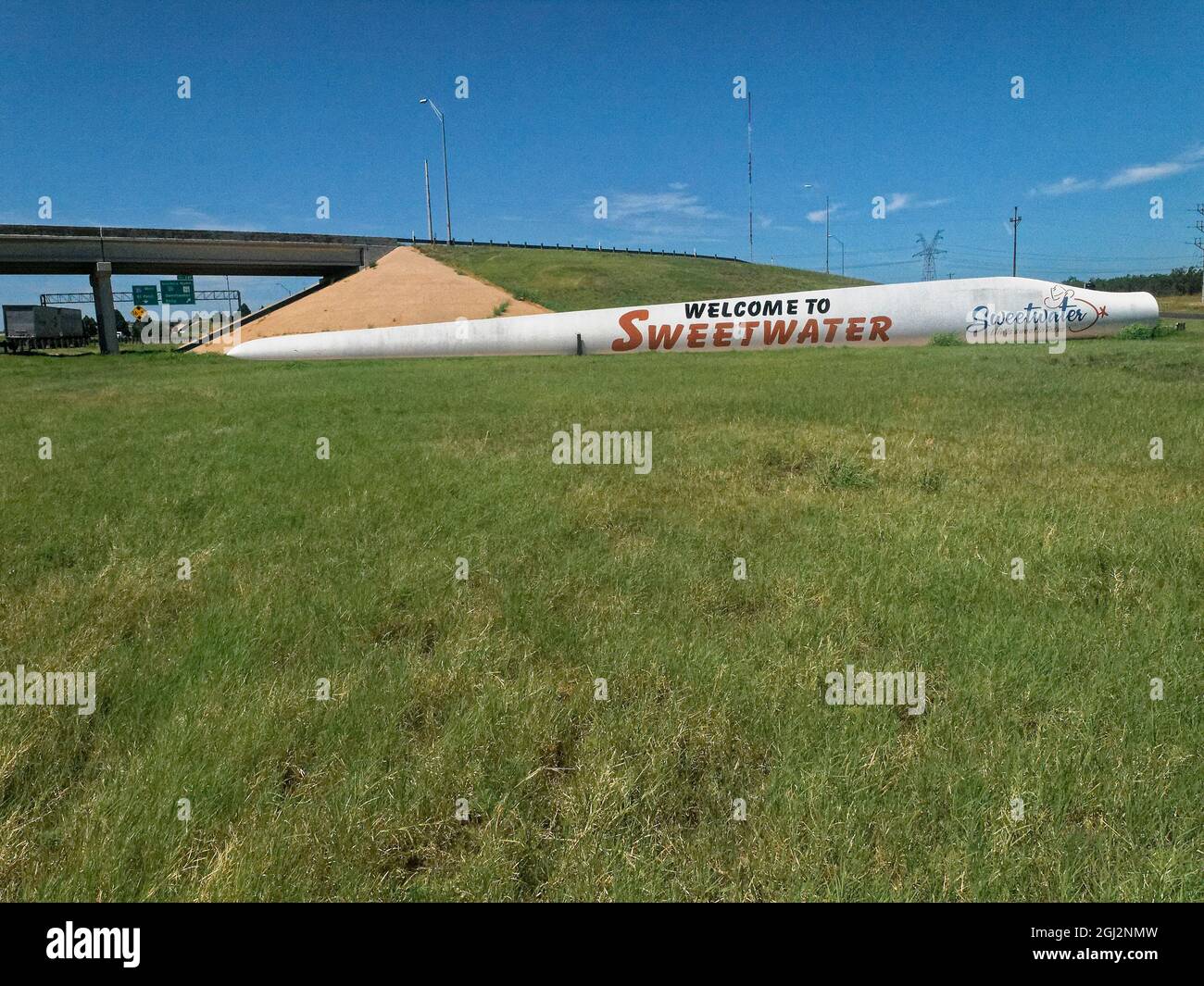 Welcome sign for Sweetwater, Texas.'Wind Turbine Capital of Texas.' Using a blade from a wind turbine to greet motorists on Interstate highway 20 heading west from Abilene. Home to some of the largest wind farms in the world located in the heart of wind energy business. Home to Texas State Technical College first community college wind energy program in  Texas in 2007 Stock Photo
