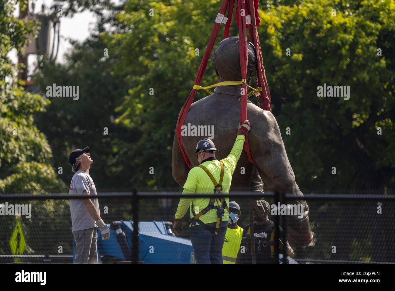 Richmond, United States. 08th Sep, 2021. Workers with Team Henry Enterprises dismantle the statue of Gen. Robert E. Lee in Richmond, Virginia on Wednesday, September 8, 2021. The statue, erected in Richmond in 1890, is removed from Monument Avenue nearly a week after the Supreme Court of Virginia cleared the way for the state-owned monument to come down following several legal battles. Photo by Ken Cedeno/UPI Credit: UPI/Alamy Live News Stock Photo