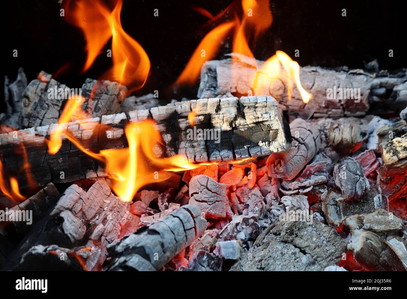 Charcoal logs hires stock photography and images Alamy