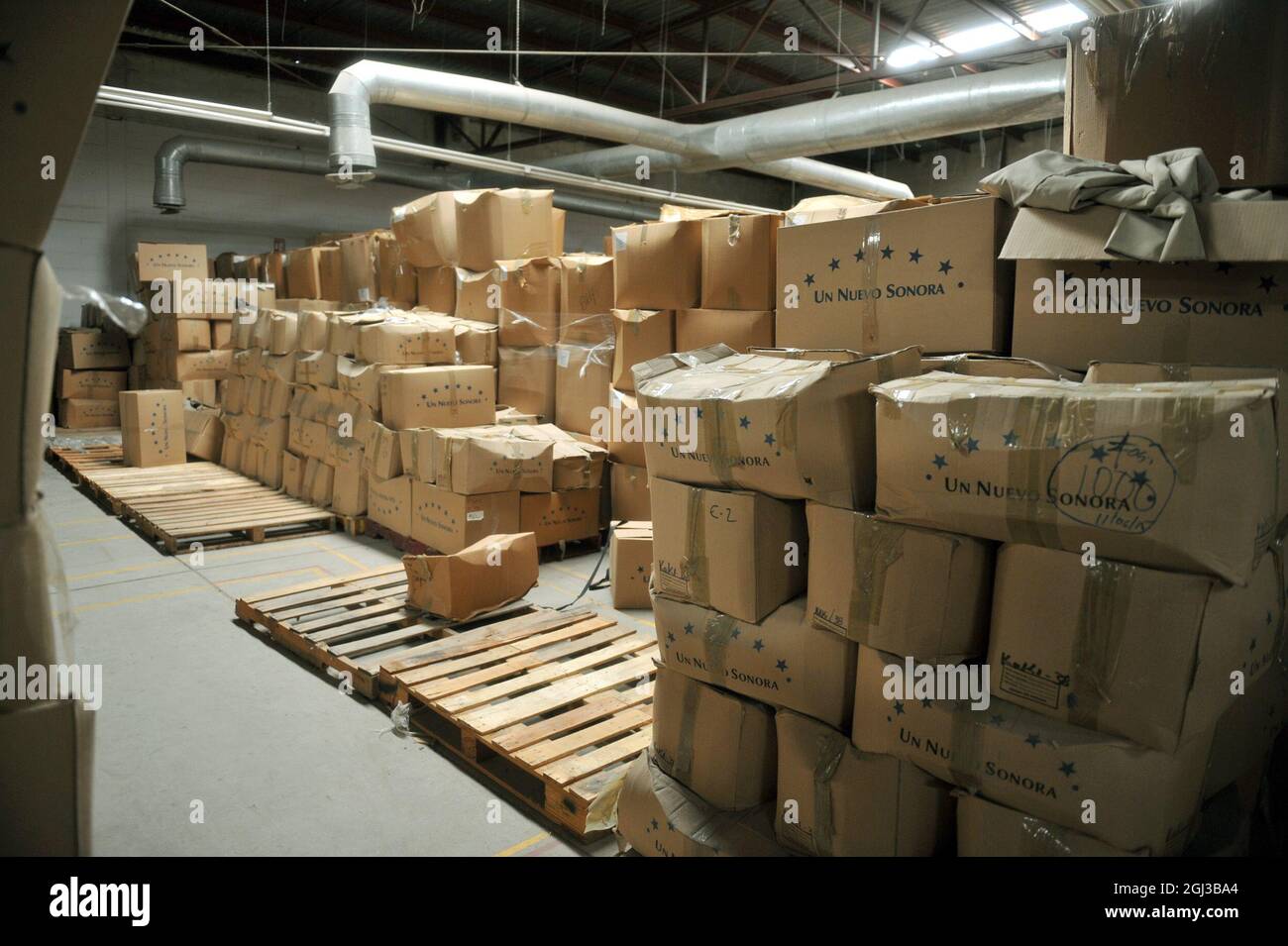 Cajas de carton cardboard boxes hi-res stock photography and images - Alamy