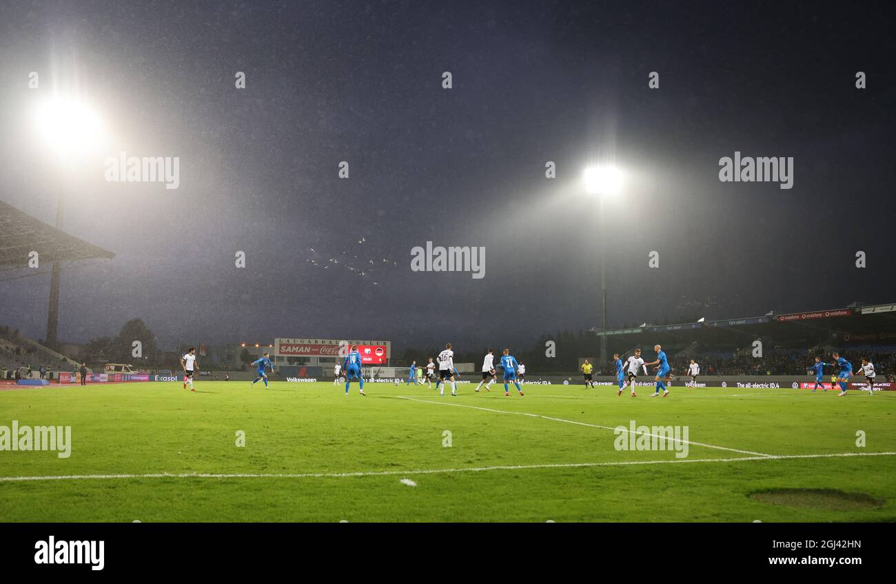 Reykjavik, Iceland. 08th Sep, 2021. Football: World Cup qualifying, Iceland - Germany, Group stage, Group J, Matchday 6 at Laugardalsvöllur stadium. The teams are on the pitch in the rain. Credit: Christian Charisius/dpa/Alamy Live News Stock Photo