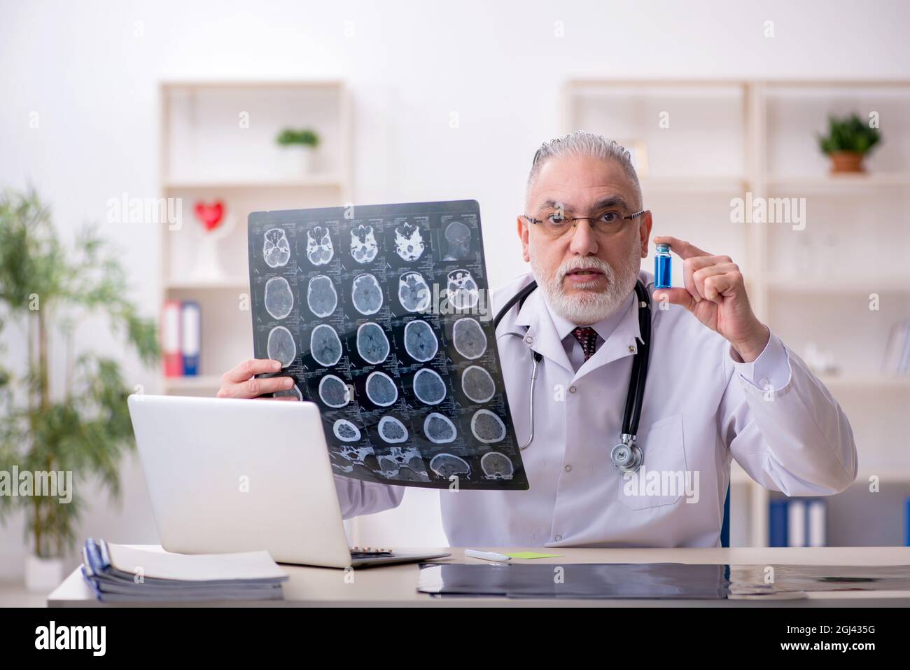 Old doctor radiologist working in the clinic Stock Photo - Alamy