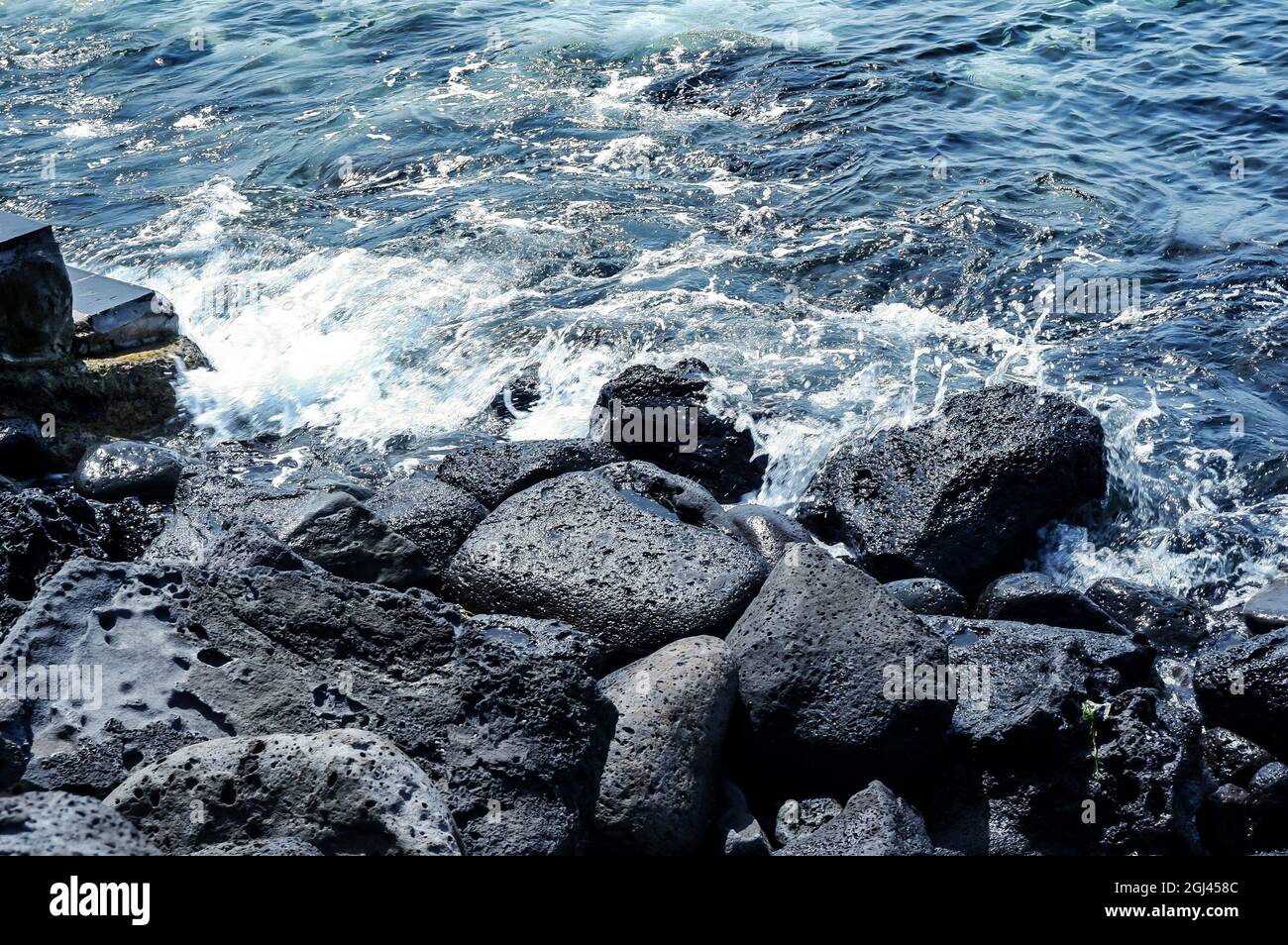 Wavy rocks hi-res stock photography and images - Alamy