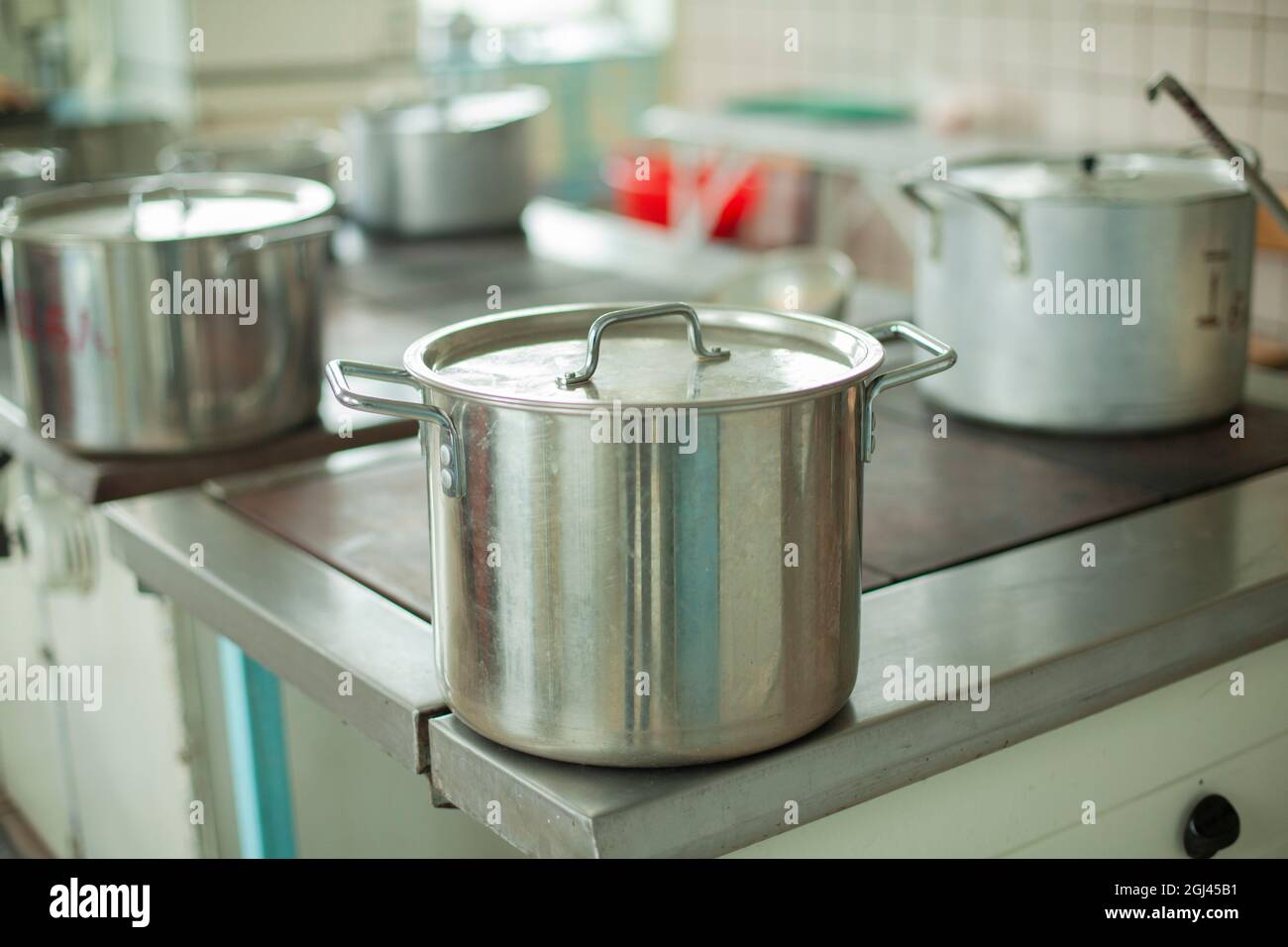 https://c8.alamy.com/comp/2GJ45B1/large-pot-for-cooking-kitchen-utensils-in-the-dining-room-stainless-steel-water-tank-dishes-in-the-kitchen-2GJ45B1.jpg