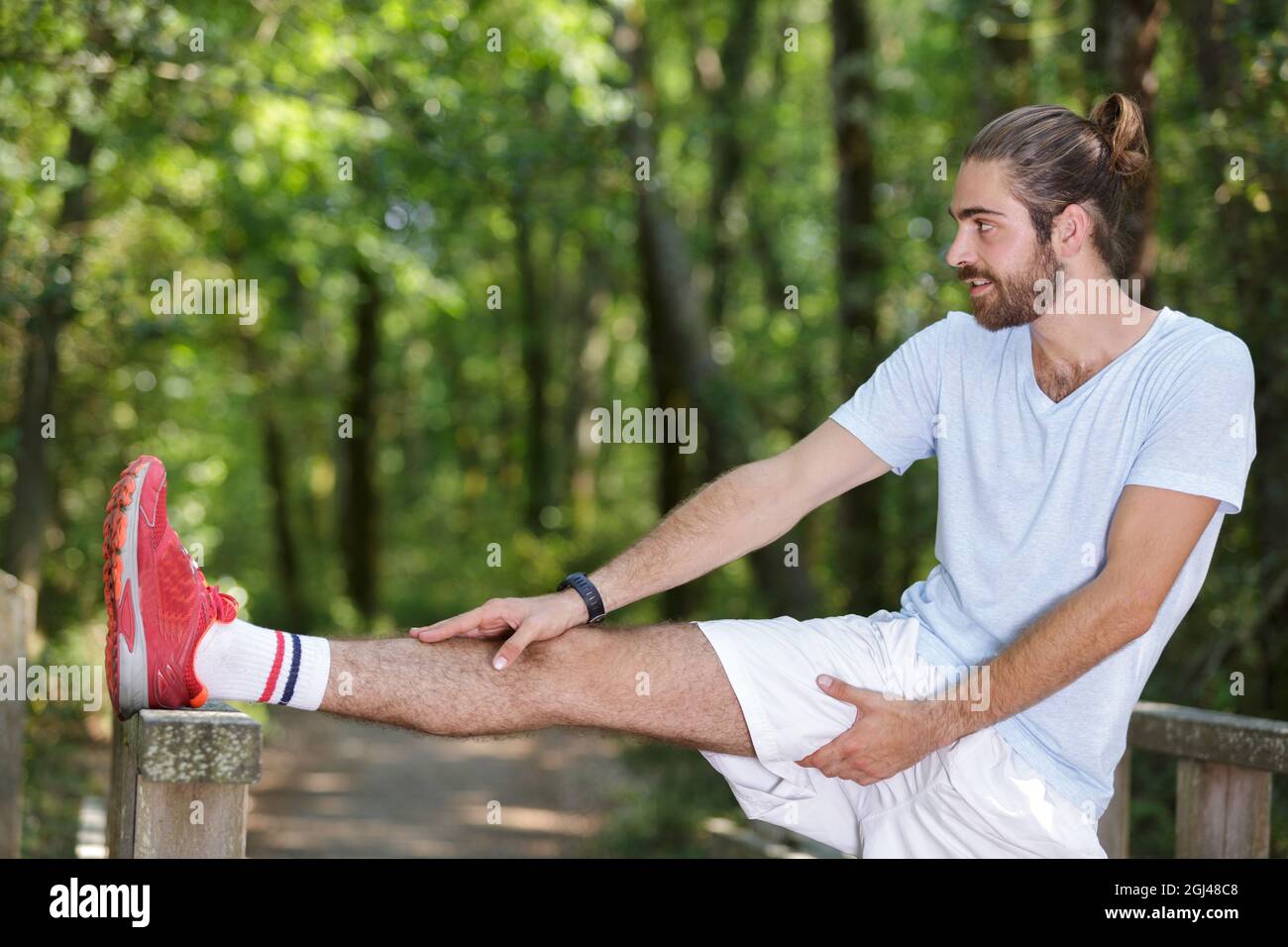 Man stretching quadriceps hi-res stock photography and images - Alamy