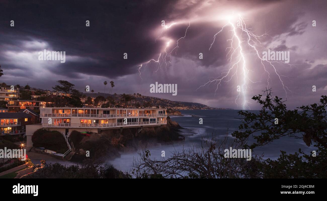 Lightning flashes over a cliff overlooking the ocean in Laguna Beach ...