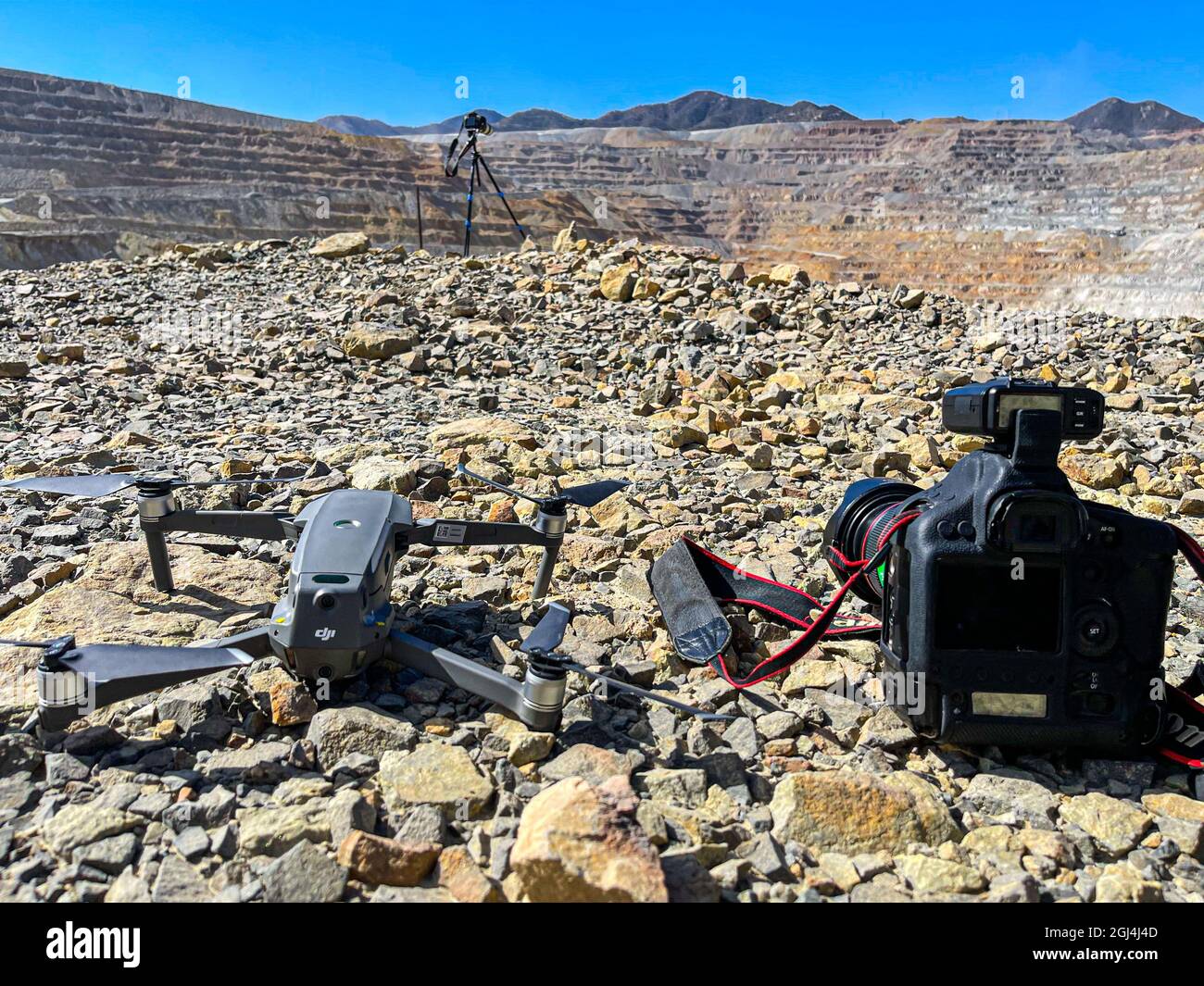 DJI Mavic Pro 2 drone, Canon 1 Dx Mark II camera with Godox Flash radio  trigger on stones or rocks on the ground. Drone de DJI Mavic Pro 2, Camara  Ca Stock Photo - Alamy