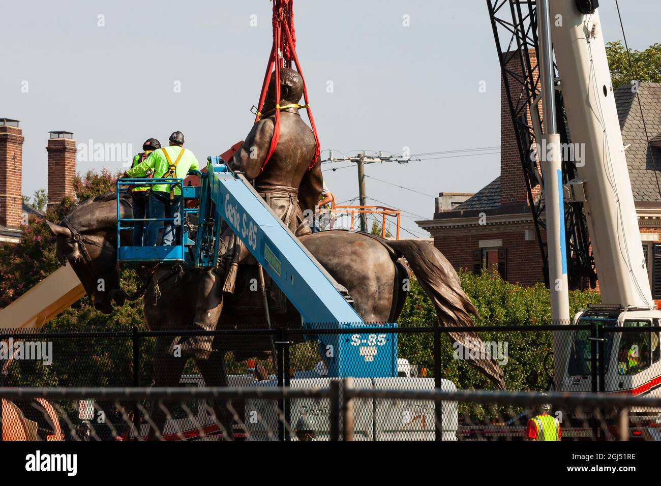Richmond, VA, USA, 8 September, 2021.  Pictured: Workers saw the statue of Confederate general Robert E. Lee into two pieces for transport following its removal.  The Virginia supreme court ruled last week that the six-story monument could be removed.  It has yet to be determined whether the pedestal covered in anti-racism graffiti will be removed given its prominent role in the 2020 anti-racism uprising in Richmond.  Credit: Allison Bailey / Alamy Live News Stock Photo