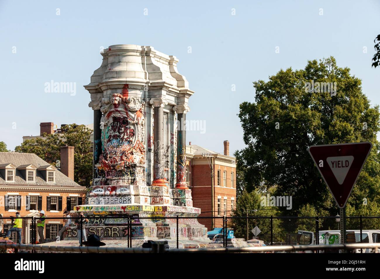 Richmond, VA, USA, 8 September, 2021.  Pictured: The empty base for the statue of Confederate general Robert E. Lee remains standing following the statue's removal.  The Virginia supreme court ruled last week that the six-story monument could be removed.  It has yet to be determined whether the pedestal covered in anti-racism graffiti will be removed given its prominent role in the 2020 anti-racism uprising in Richmond.  Credit: Allison Bailey / Alamy Live News Stock Photo