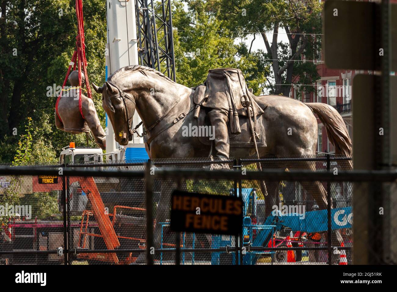 Richmond, VA, USA, 8 September, 2021.  Pictured: The head and torso of the statue of Confederate general Robert E. Lee are separated for transport following the statue's removal.  The Virginia supreme court ruled last week that the six-story monument could be removed.  It has yet to be determined whether the pedestal covered in anti-racism graffiti will be removed given its prominent role in the 2020 anti-racism uprising in Richmond.  Credit: Allison Bailey / Alamy Live News Stock Photo