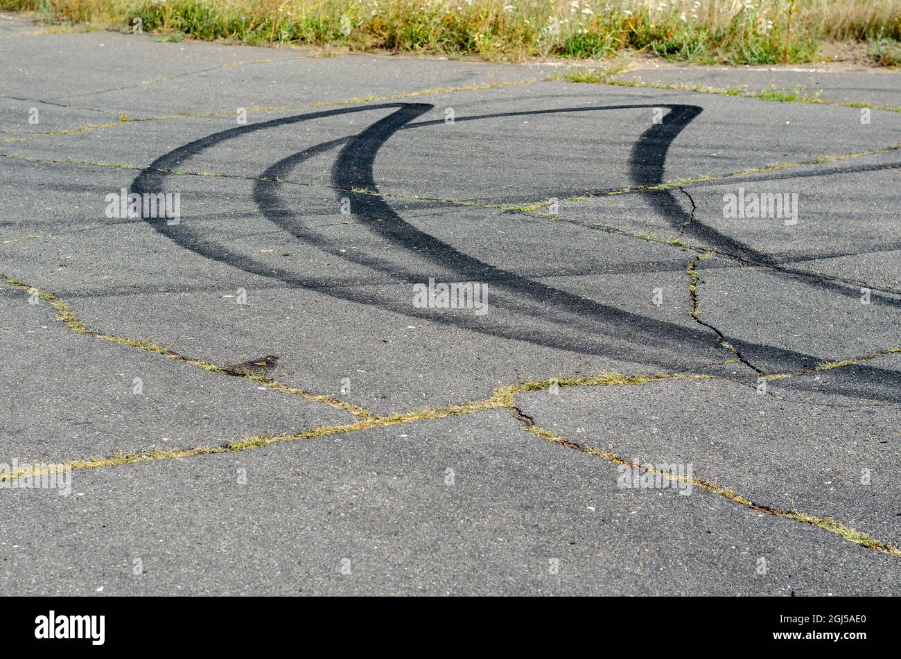 Car Tires Dirty Traces Hi res Stock Photography And Images Alamy Car Tires Dirty Traces Hi res Stock Photography And Images Alamy