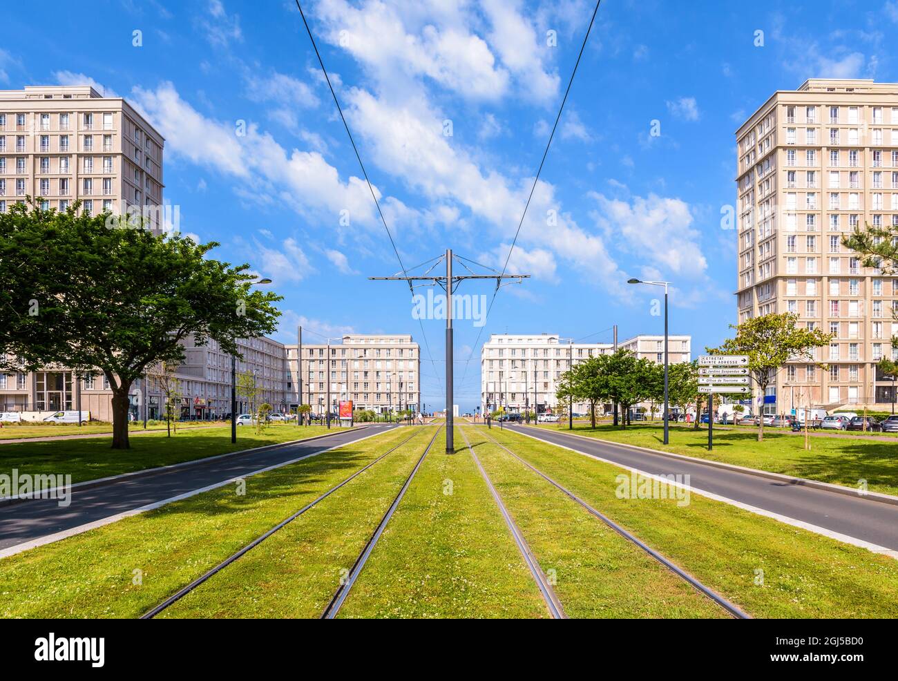 The "Porte Oceane" building complex in Le Havre, France, by architect  Auguste Perret, crossed by the Foch avenue Stock Photo - Alamy