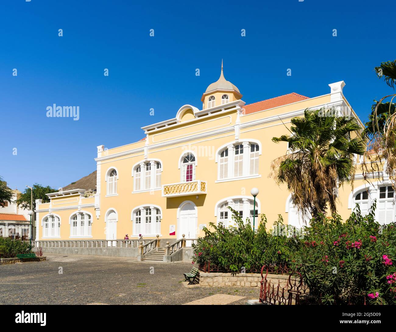 Former Liceu Gil Eanes, now part of the University of Cabo Verde, Campus  Mindelo. City Mindelo, a seaport on the island Sao Vicente, Cape Verde.  Afric Stock Photo - Alamy