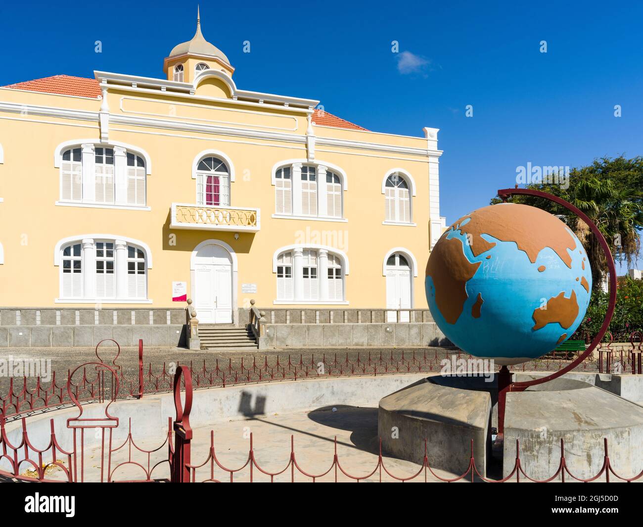 Former Liceu Gil Eanes, now part of the University of Cabo Verde, Campus  Mindelo. City Mindelo, a seaport on the island Sao Vicente, Cape Verde.  Afric Stock Photo - Alamy