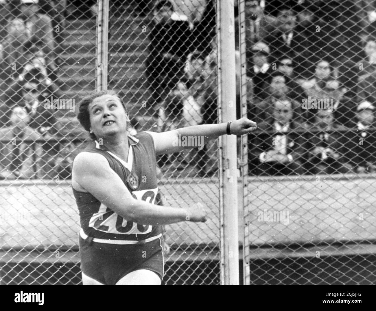 OLYMPICS, OLYMPIC SPORT GAMES - THE XVIII 18TH OLYMPIAD IN TOKYO, JAPAN - DISCUS THROW TAMARA PRESS OF RUSSIA IN ACTION ; 21 OCTOBER 1964 Stock Photo